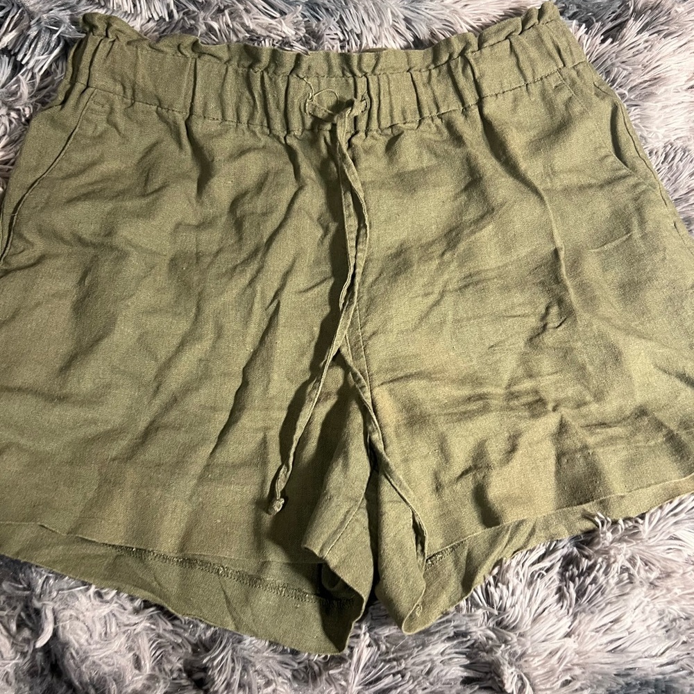 Banana Republic size 6 olive green shorts